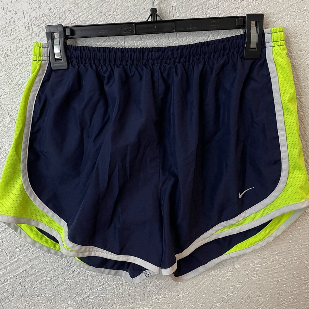 Women’s Nike Tempo Shorts, sz Large